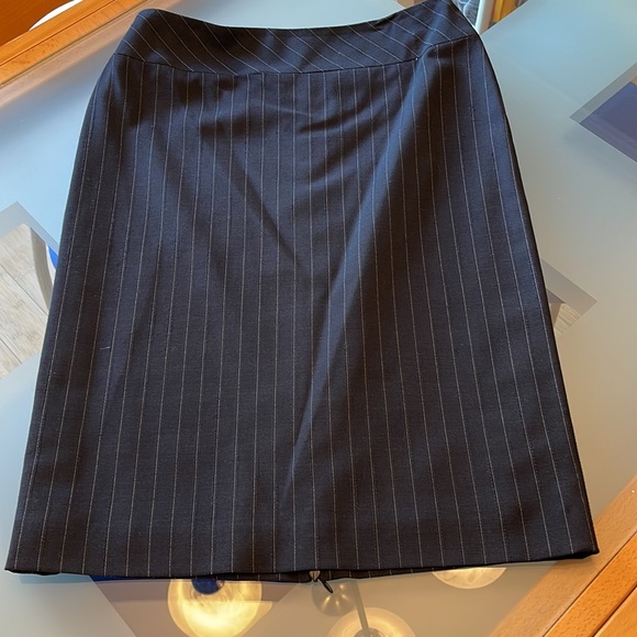 Anne Klein Blue pencil skirt suit, white pin stripe 2 button jacket - Picture 4 of 16